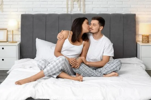 Couple-spending-micromoment-during-holiday