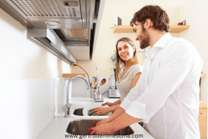Couple-helping-eachother-in-the-kitchen