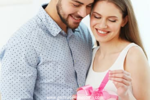 Couple-holding-a-valentine-gift-box