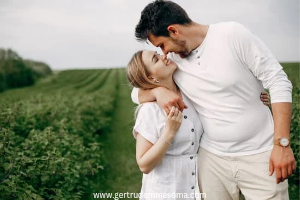 Woman-kissing-her-husband